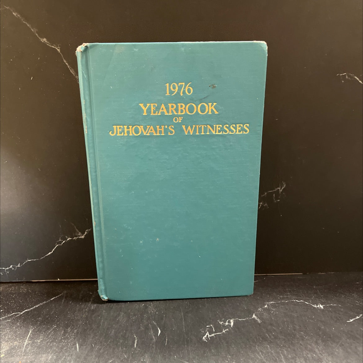 1976 yearbook of jehovah's witnesses containing report for the service year of 1975 also daily texts and comments book, image 1