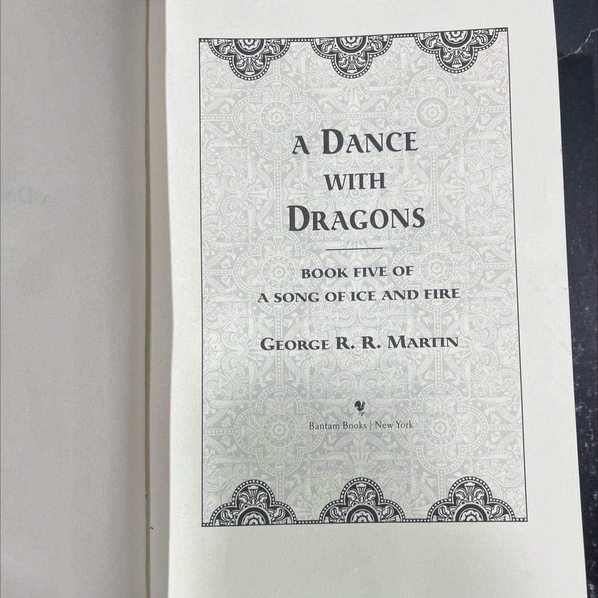 a dance with dragons book, by george r. r. martin, 2011 Hardcover image 2