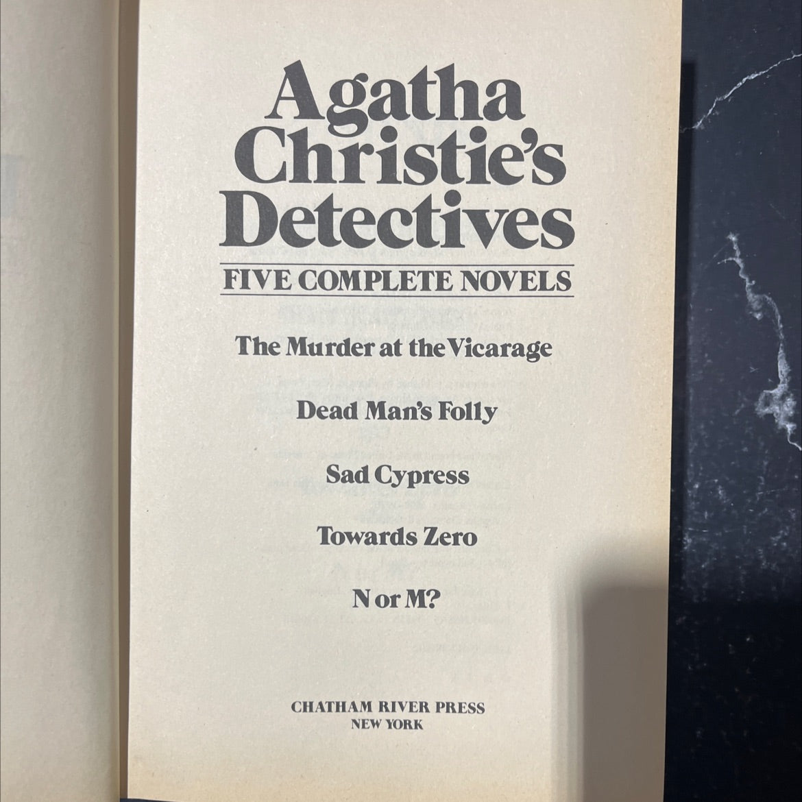 agatha christie's detectives five complete novels book, by agatha christie, 1982 Leather image 2