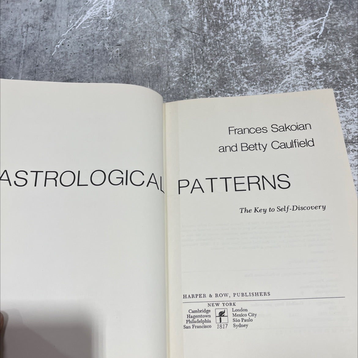 astrological patterns book, by Frances Sakoian, Betty Caulfield, 1980 Hardcover image 2