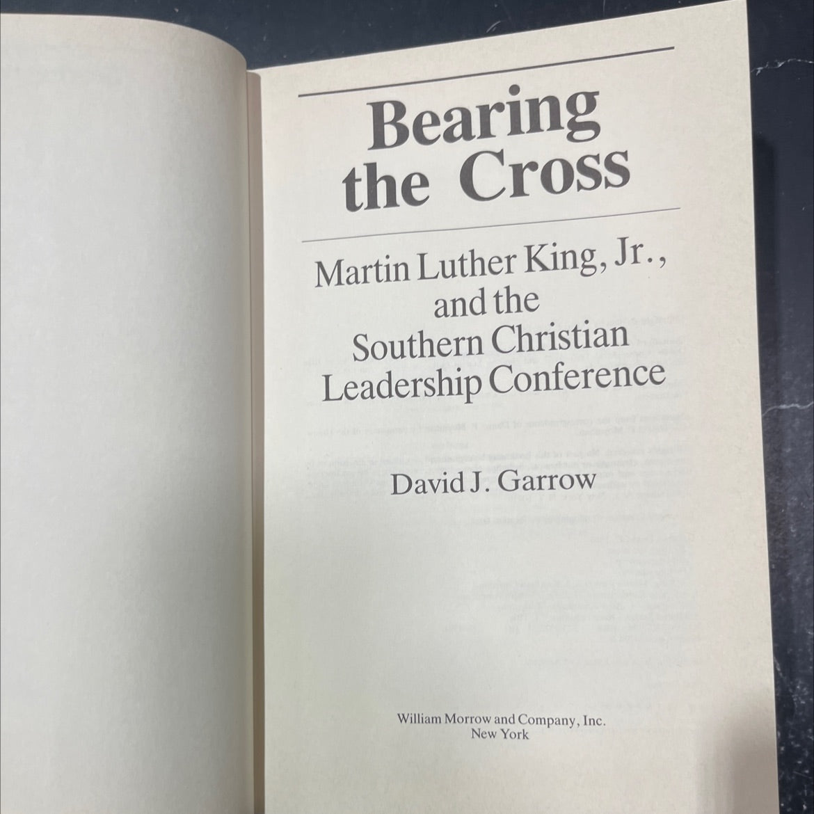 bearing the cross martin luther king jr and the southern christian leadership conference book, by david j garrow, 1986 image 2