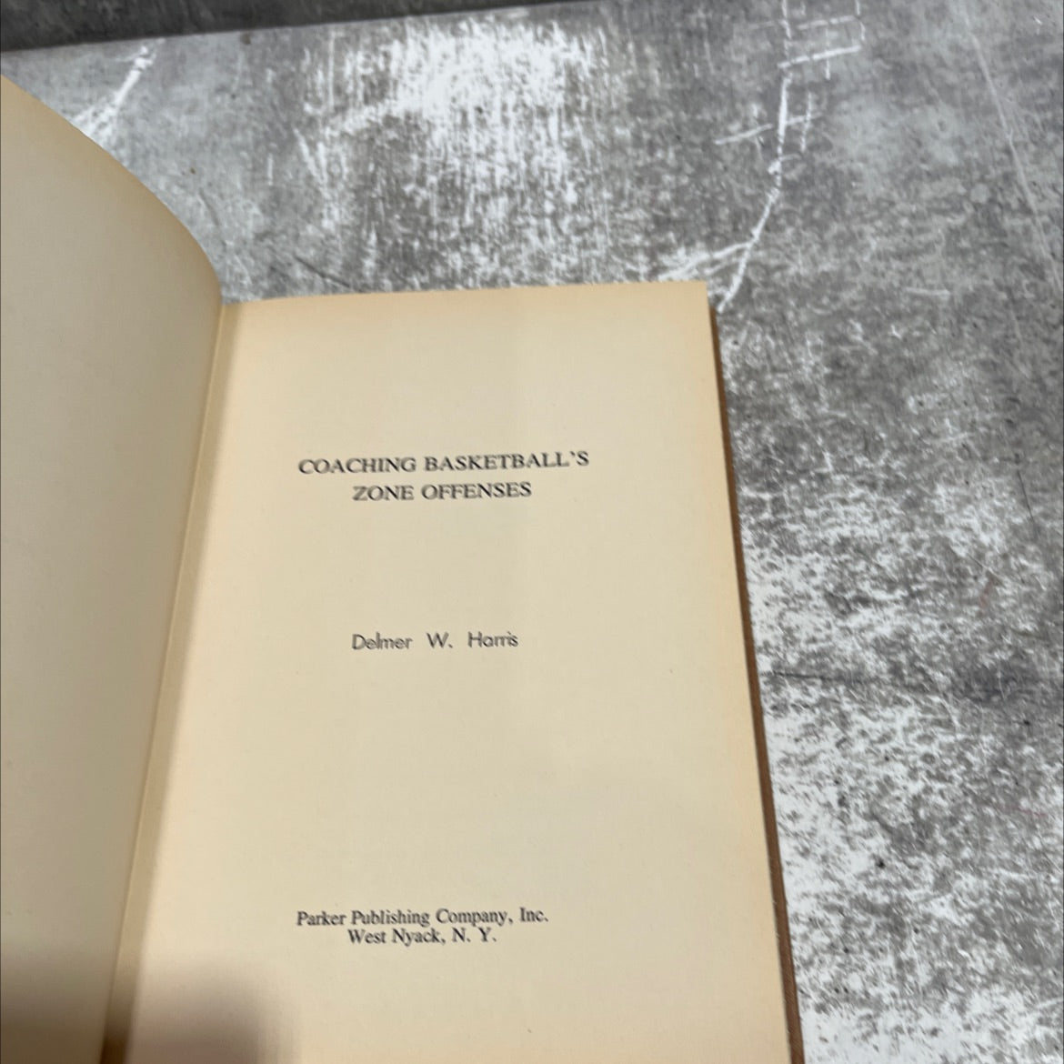 coaching basketball's zone offenses book, by Delmer W. Harris, 1976 Hardcover image 2
