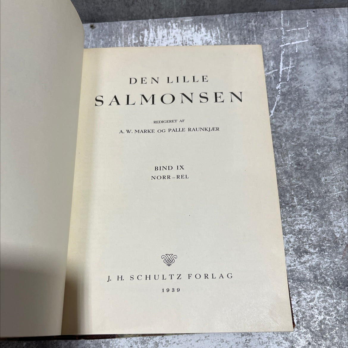den lille salmonsen book, by A. W. Marke and Palle Raunkjær, 1939 Leather image 2