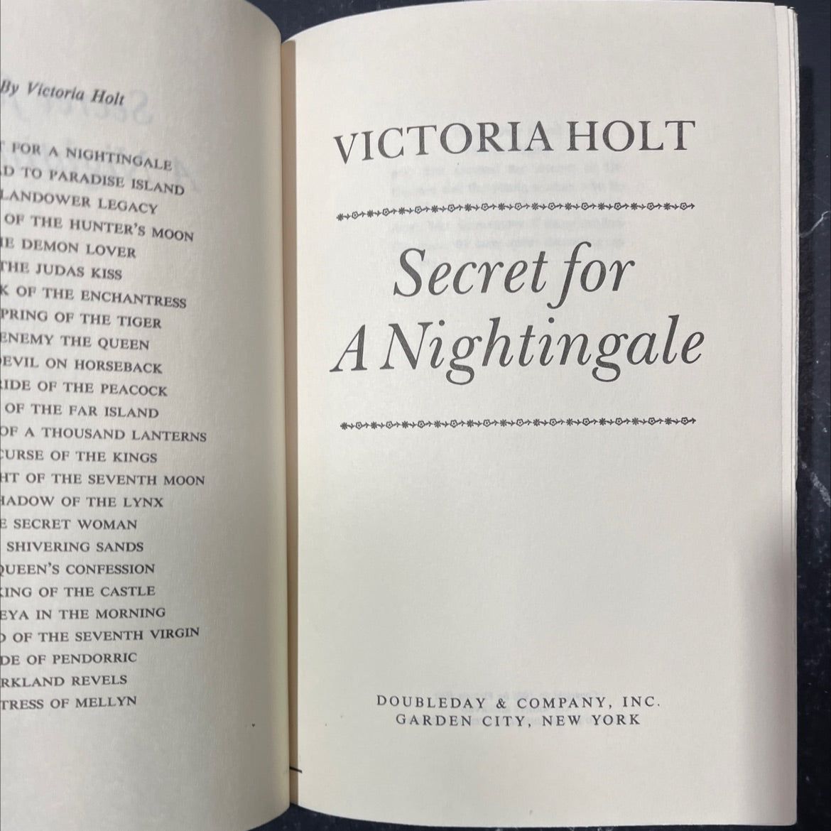 for a nightingale book, by victoria holt, 1986 Hardcover image 2