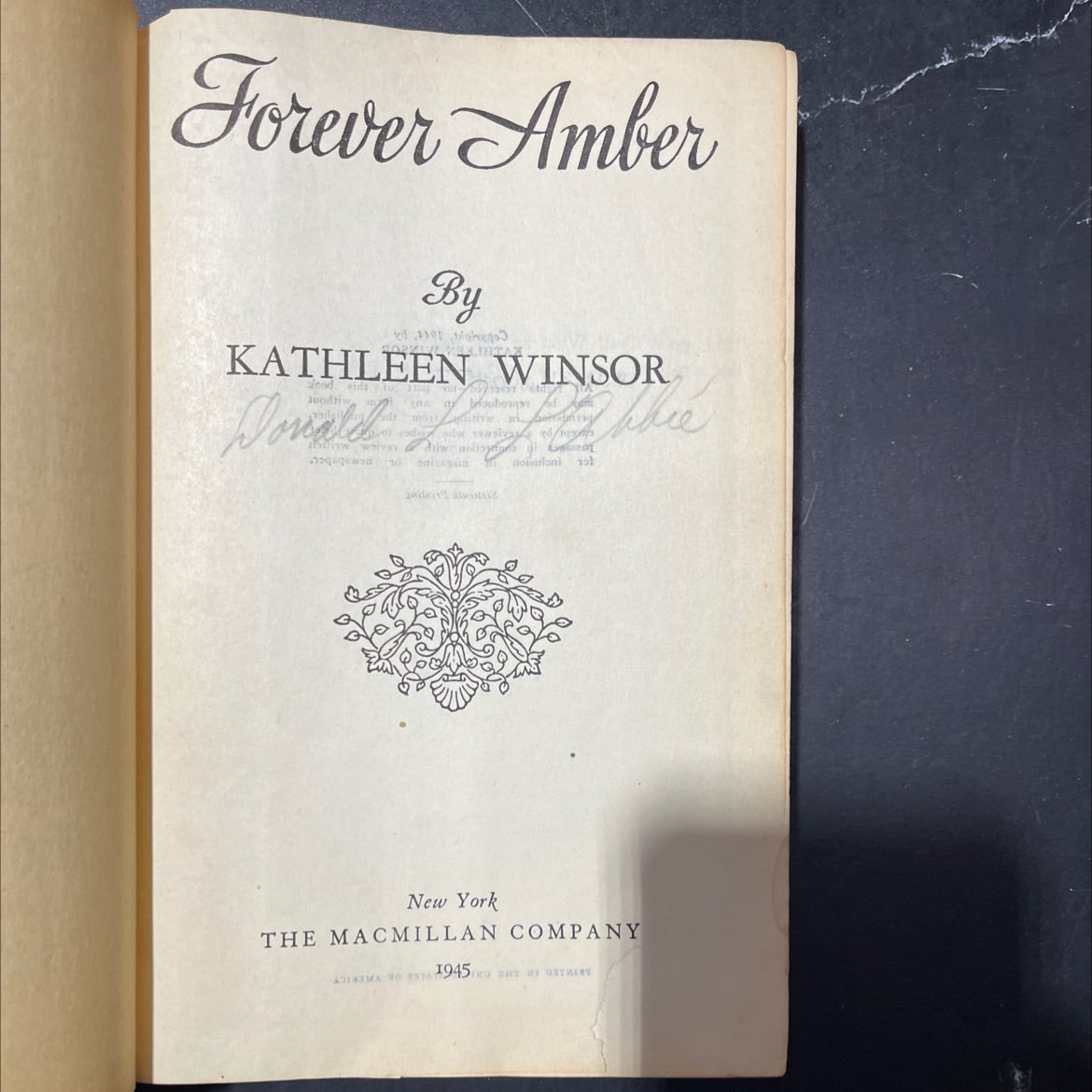 forever amber book, by kathleen winsor, 1945 Hardcover image 2
