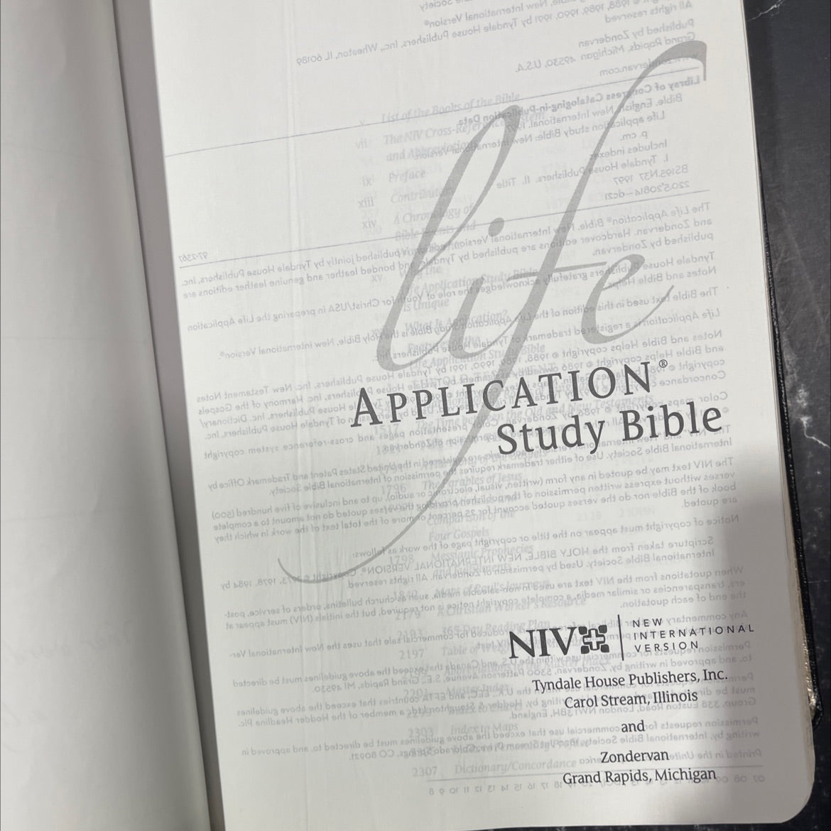 holy bible, new international version, life application study bible book, by unknown, 1997 Leather image 2