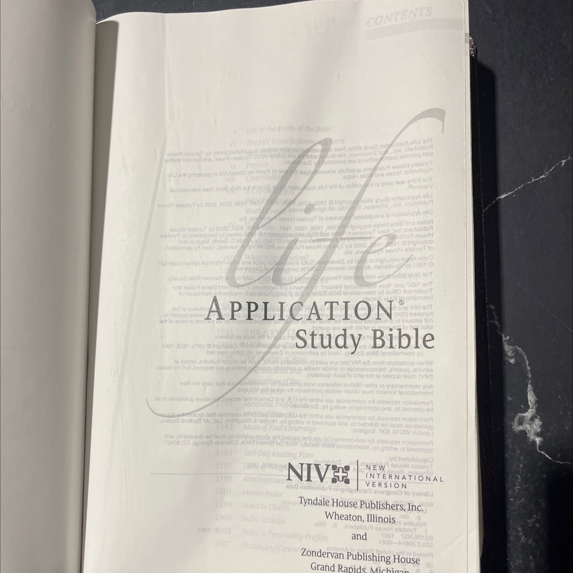 holy bible, new international version, life application study bible book, by Tyndale House Publishers, 2005 Leather image 2
