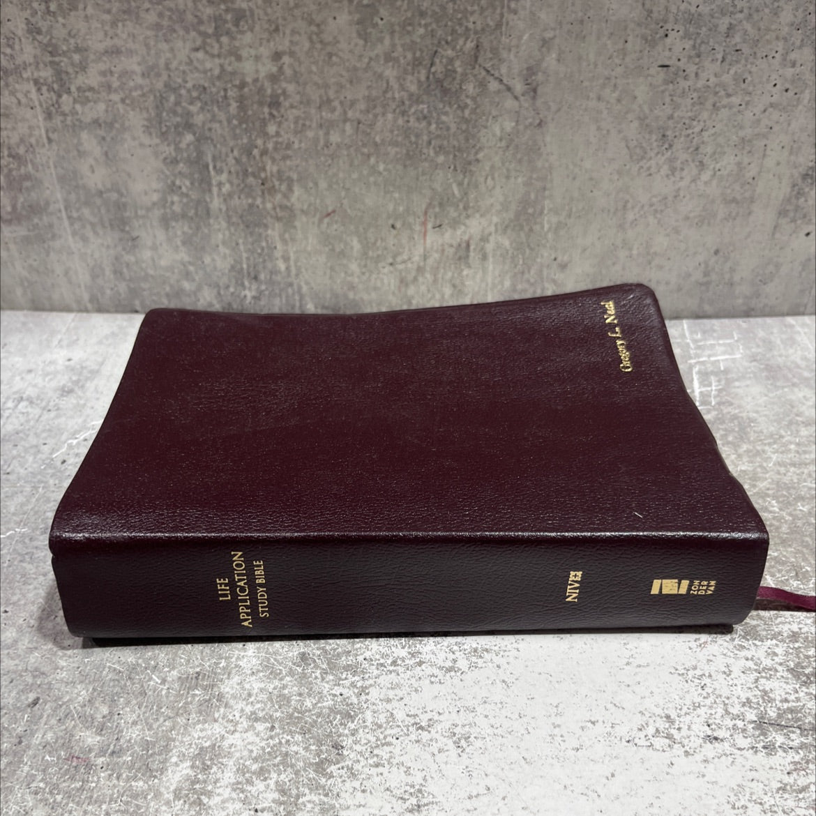 holy bible, new international version, life application study bible book, by Zondervan, Tyndale House Publishers, 2011 image 4