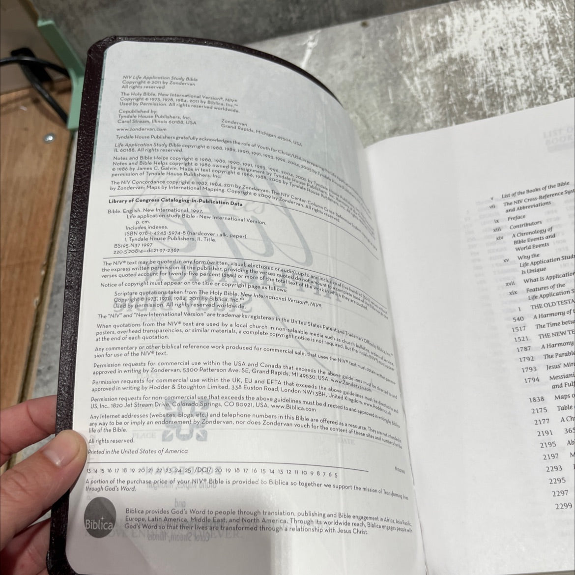 holy bible, new international version, life application study bible book, by Zondervan, Tyndale House Publishers, 2011 image 3