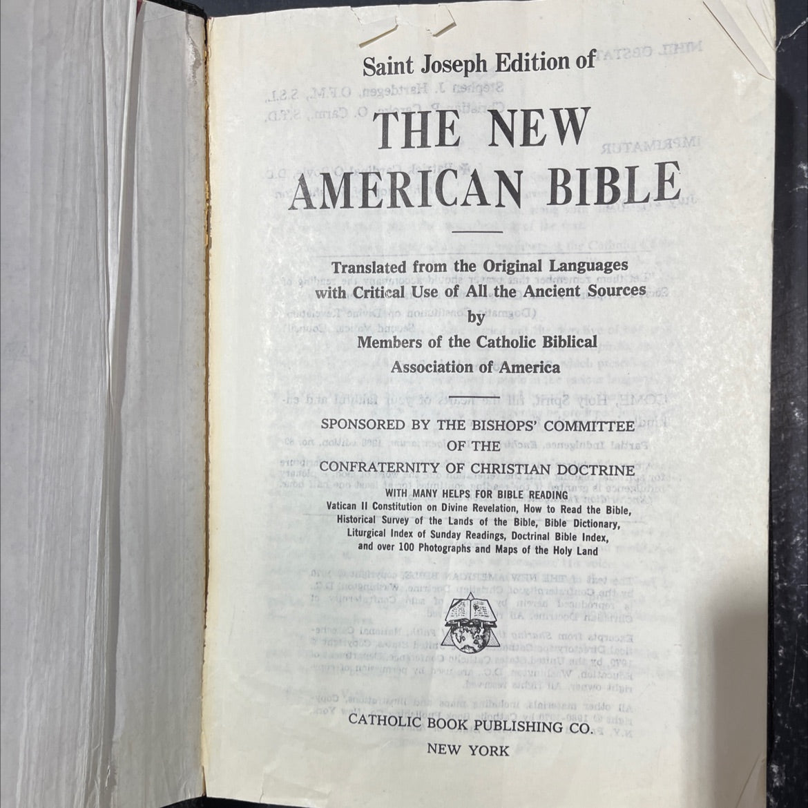 holy bible: the new american bible book, by members of the catholic biblical association of america, 1970 Leather image 2