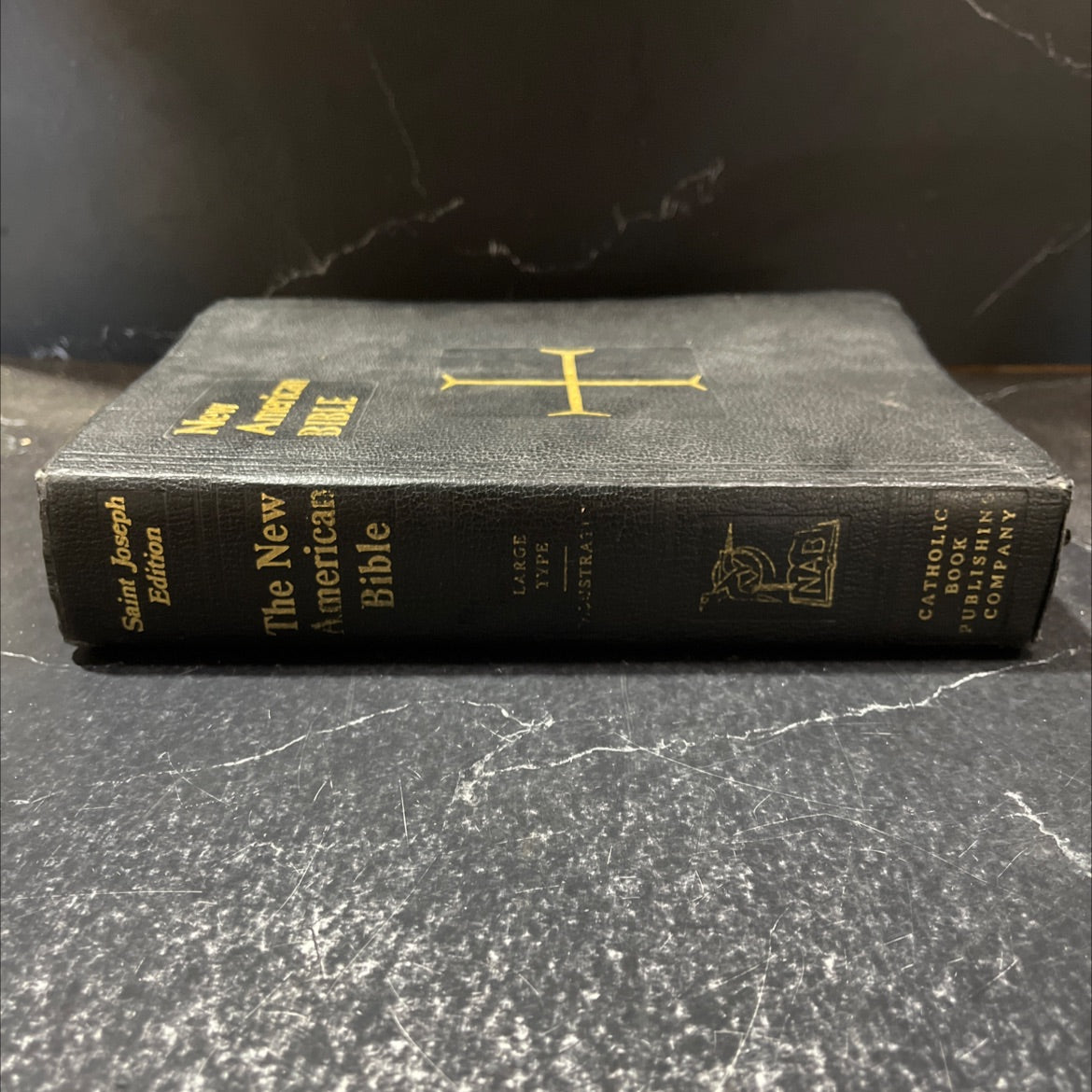 holy bible: the new american bible book, by members of the catholic biblical association of america, 1970 Leather image 1