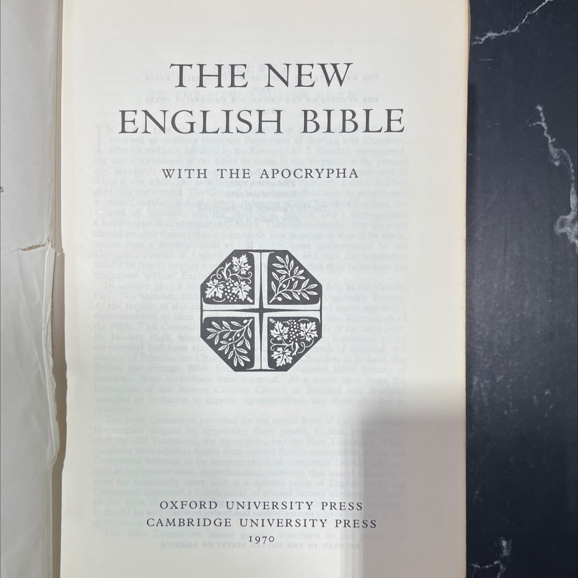 holy bible: the new english bible with the apocrypha book, by unknown, 1970 Hardcover image 2