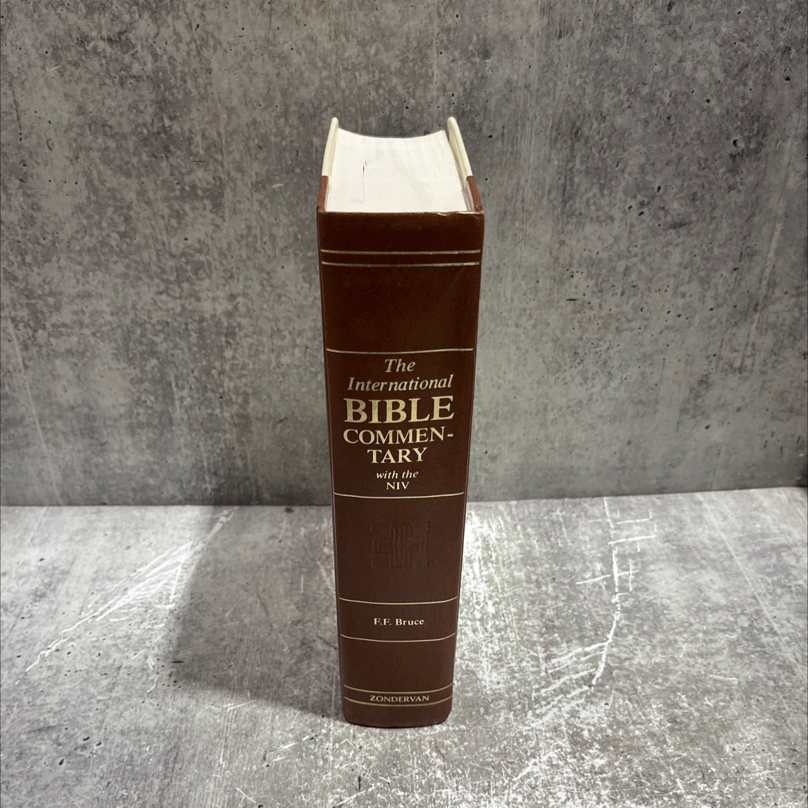 holy bible commentary with the new international version book, by g. c. d. howley, f. f. bruce, h. l. ellison, 1986 image 4
