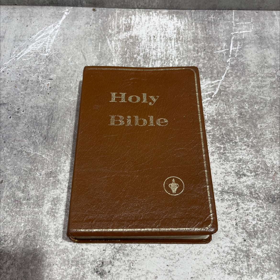 holy bible containing the old and new testaments book, by unknown, 1970 Leather image 1