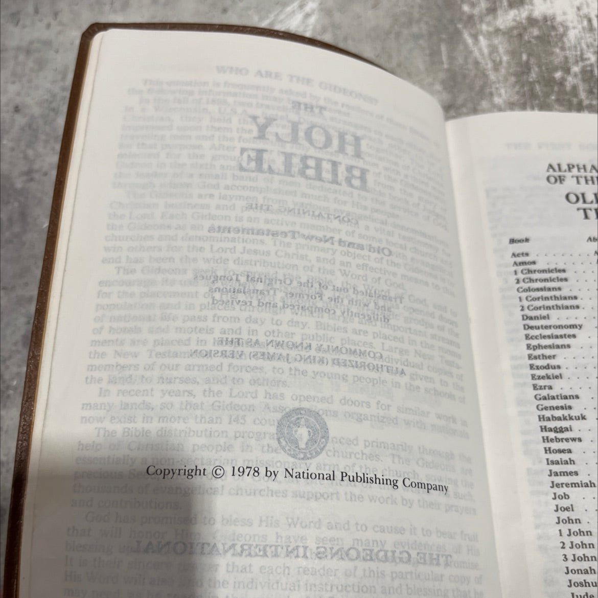 holy bible containing the old and new testaments book, by unknown, 1970 Leather image 3