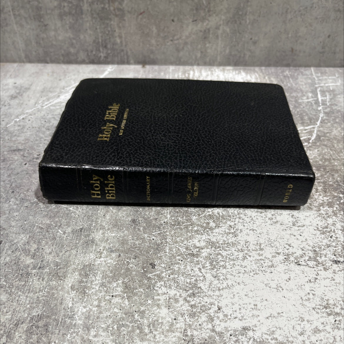 holy bible containing the old and new testaments book, by unknown, 1970 Leather image 4