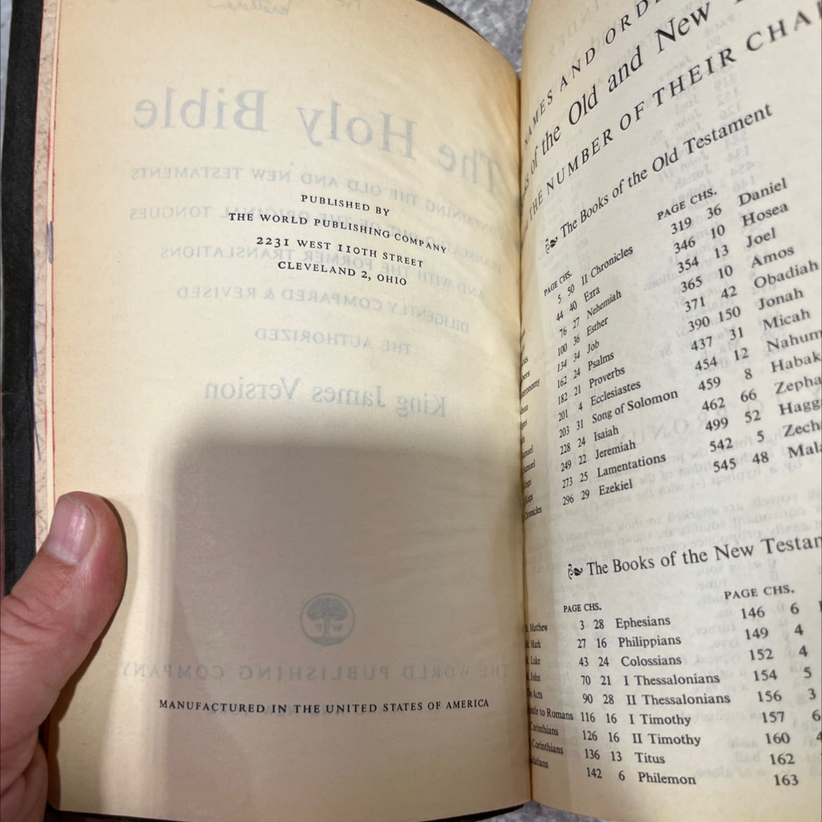 holy bible containing the old and new testaments book, by unknown, 1970 Leather image 3