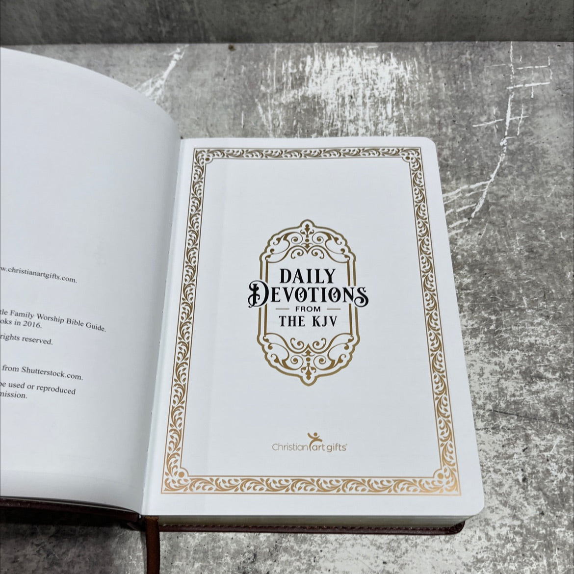holy bible daily devotions from the kjv book, by unknown, 2022 Leather image 2