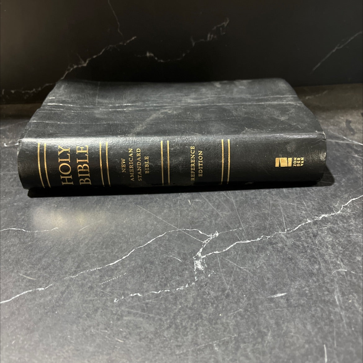 holy bible new american standard bible giant print reference personal size book, by the lockman foundation, 2000 Leather image 1