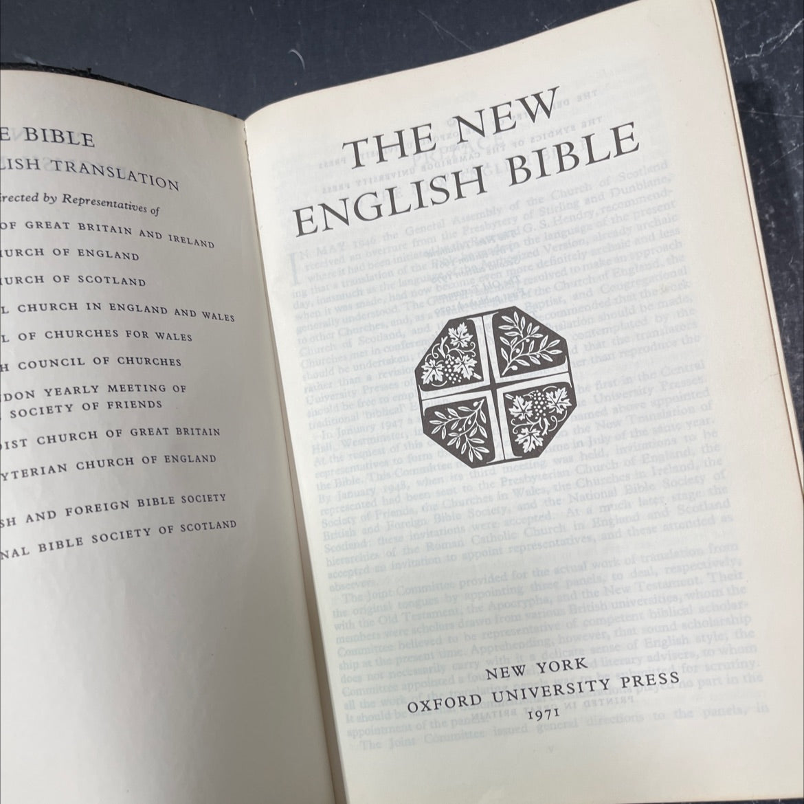 holy bible new english translation book, by representatives of churches in great britain and ireland, 1970 Leather image 2