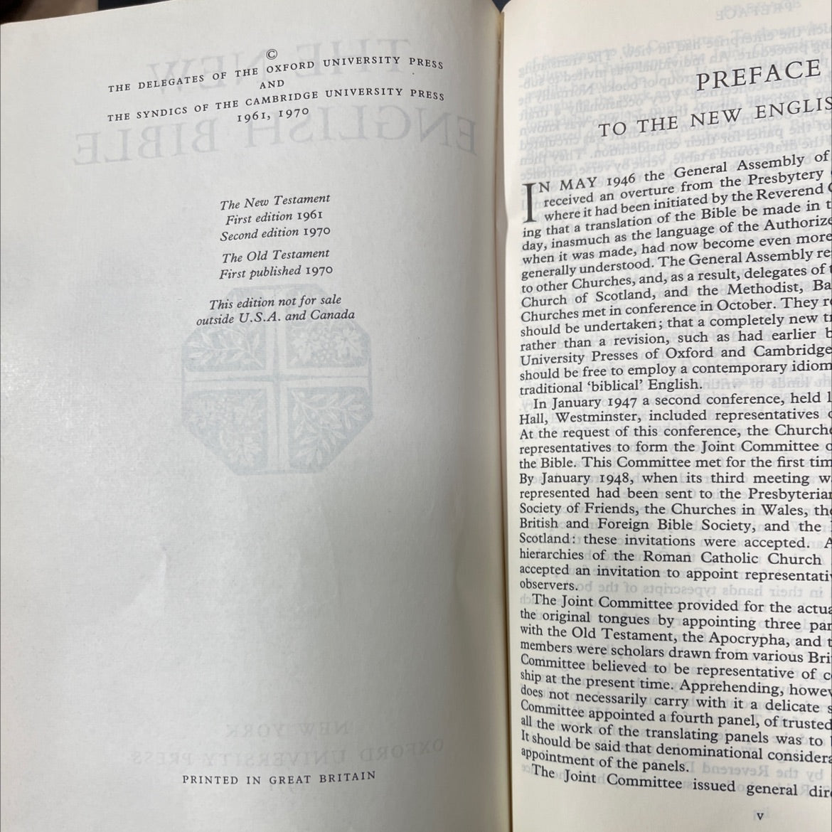 holy bible new english translation book, by representatives of churches in great britain and ireland, 1970 Leather image 3