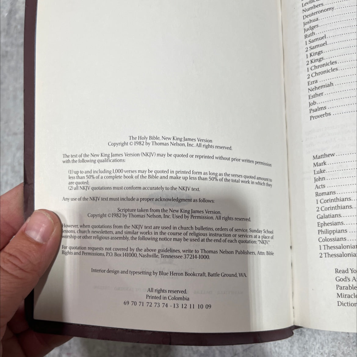 holy bible new king james version book, by Thomas Nelson, 1982 Leather image 3
