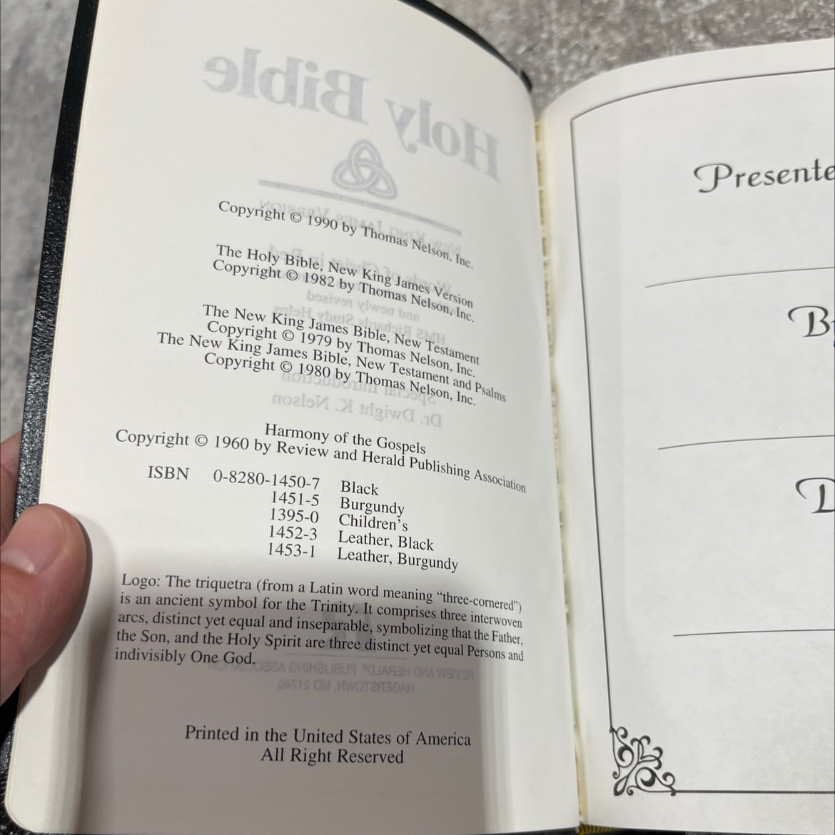 holy bible new king james version book, by unknown, 1990 Leather image 3