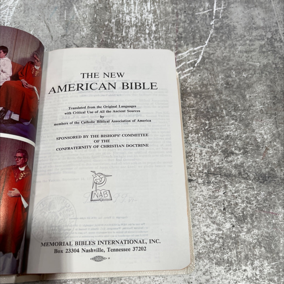 holy bible the new american bible book, by Catholic Biblical Association of America, 1970 Leather image 2