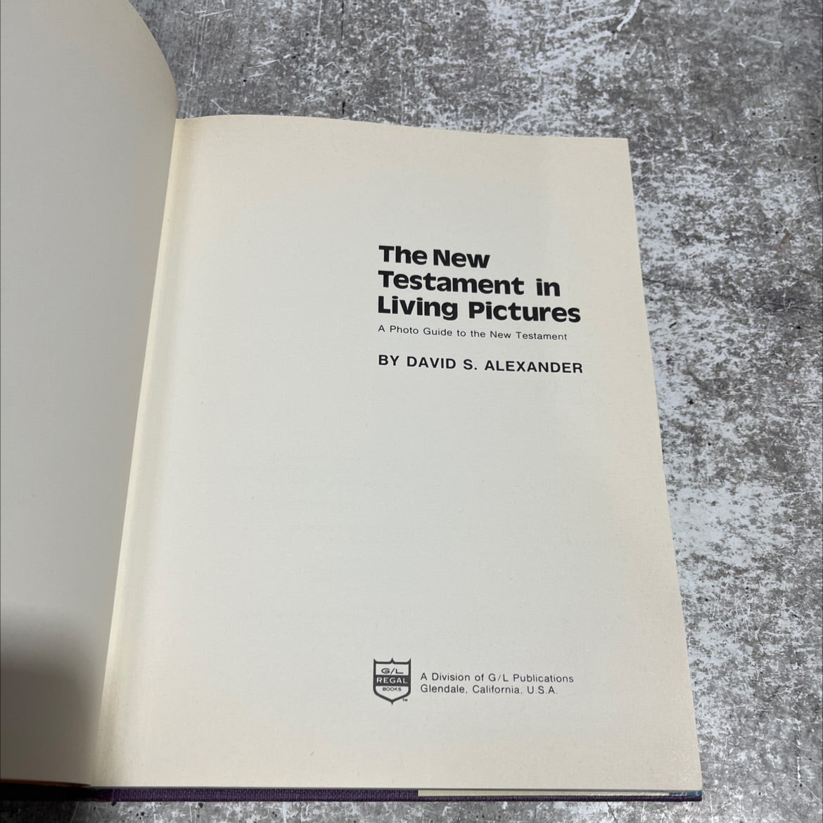 holy bible the new testament in living pictures a photo guide to the new testament book, by david s. alexander, 1973 image 2