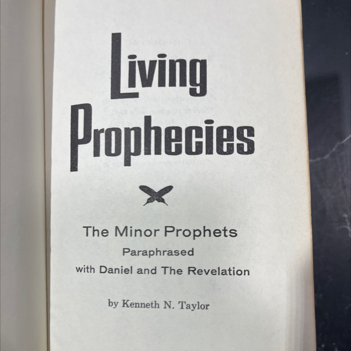 living prophecies the minor prophets paraphrased with daniel and the revelation book, by kenneth n. taylor, 1965 image 2