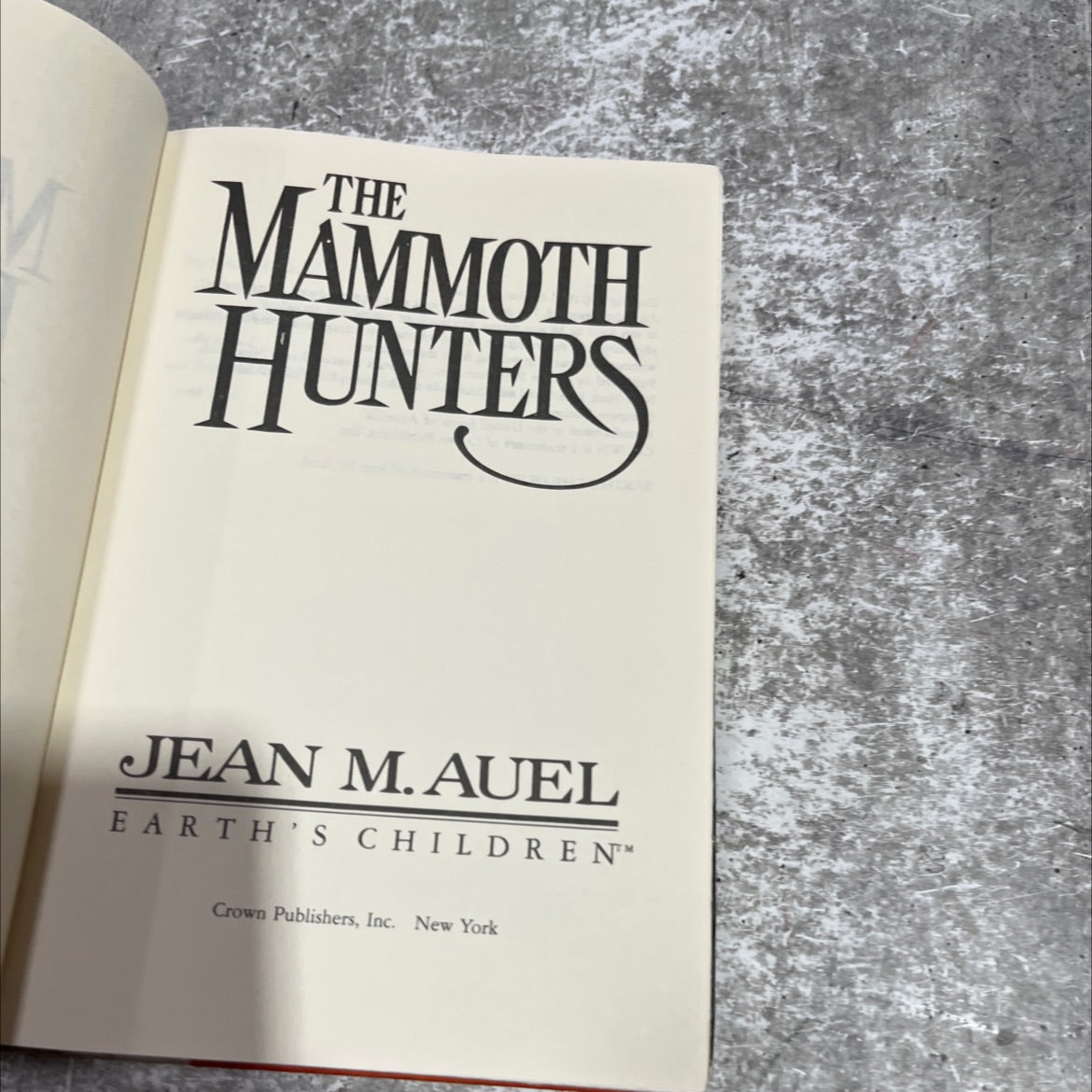 mammoth hunters book, by jean m. auel, 1985 Hardcover image 2