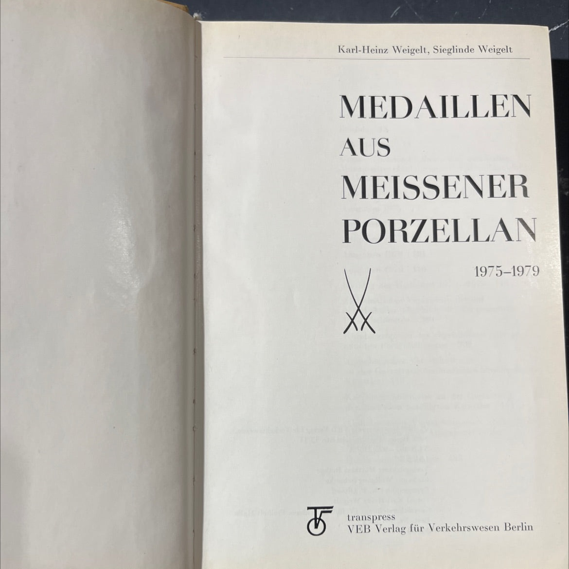 medallions from meissen porcelain book, by Karl-Heinz Weigelt, Sieglinde Weigelt, 1983 Hardcover image 2