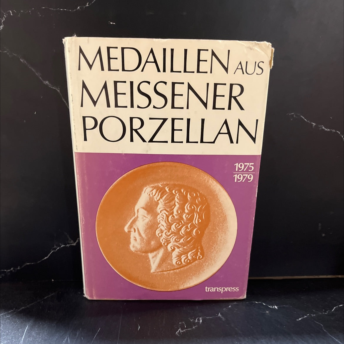 medallions from meissen porcelain book, by Karl-Heinz Weigelt, Sieglinde Weigelt, 1983 Hardcover image 1