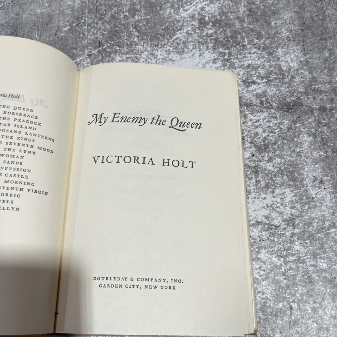 my enemy the queen book, by victoria holt, 1978 Hardcover image 2