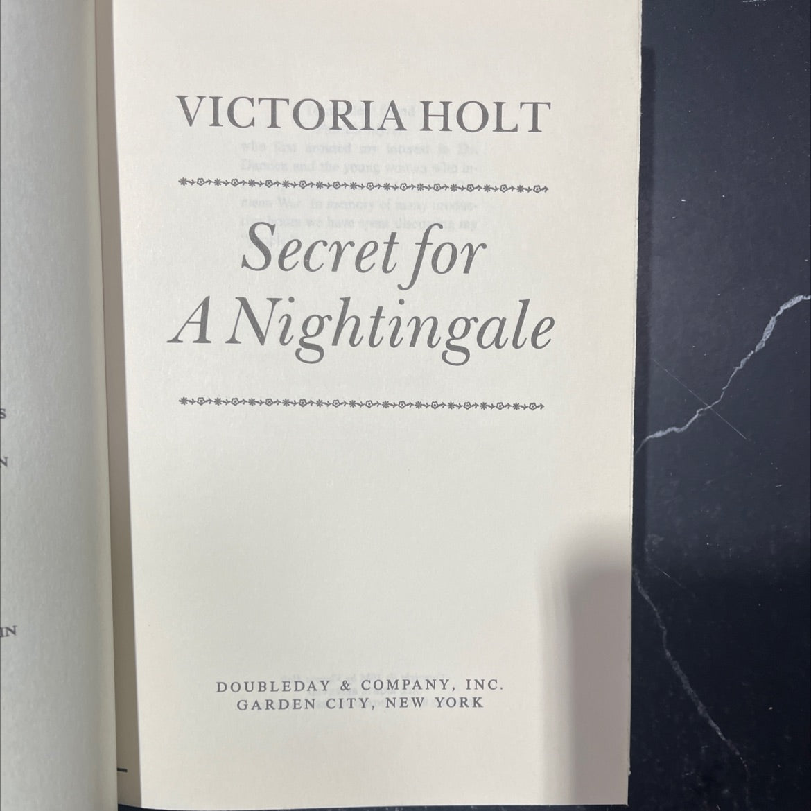secret for a nightingale book, by victoria holt, 1986 Hardcover image 2