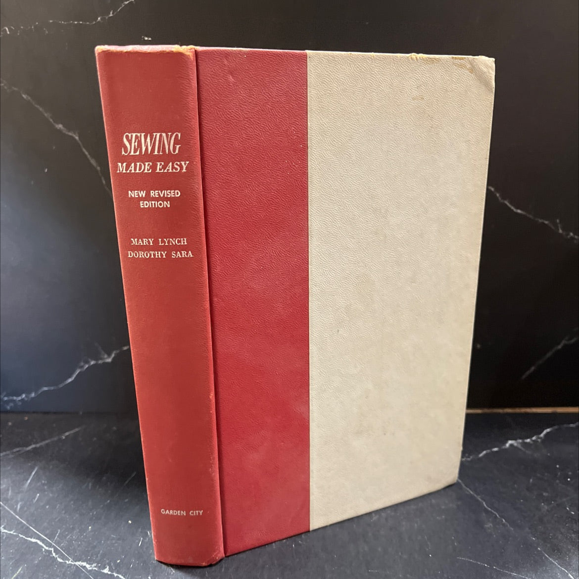 sewing made easy book, by mary lynch and dorothy sara, 1960 Hardcover image 1