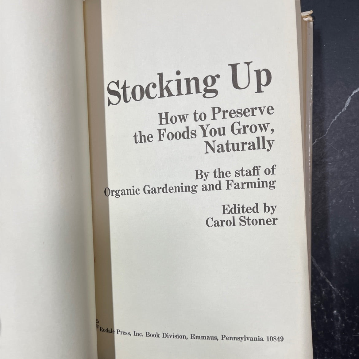 stocking up how to preserve the foods you grow naturally book, by staff of organic gardening and farming, 1973 Hardcover image 2