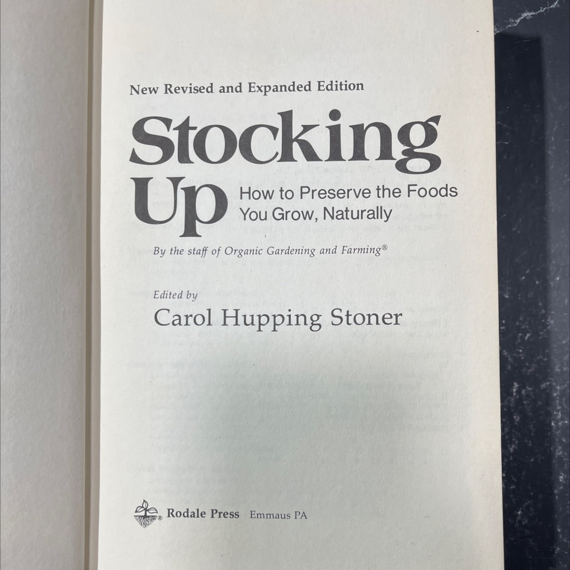 stocking up how to preserve the foods you grow naturally book, by staff of organic gardening and farming, 1977 Hardcover image 2