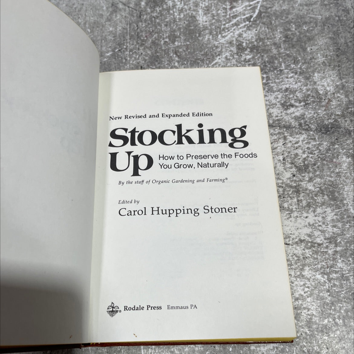 stocking up how to preserve the foods you grow naturally book, by staff of organic gardening and farming, 1977 Hardcover image 2