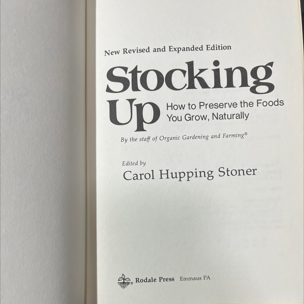 stocking up how to preserve the foods you grow naturally book, by staff of organic gardening and farming, 1977 Hardcover image 2