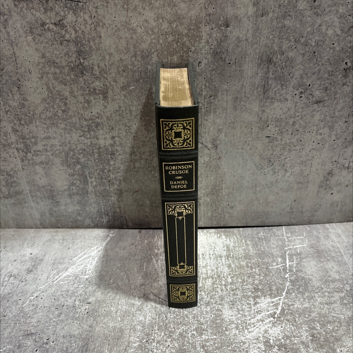 the adventures of robinson crusoe book, by daniel defoe, 1979 Leather image 4