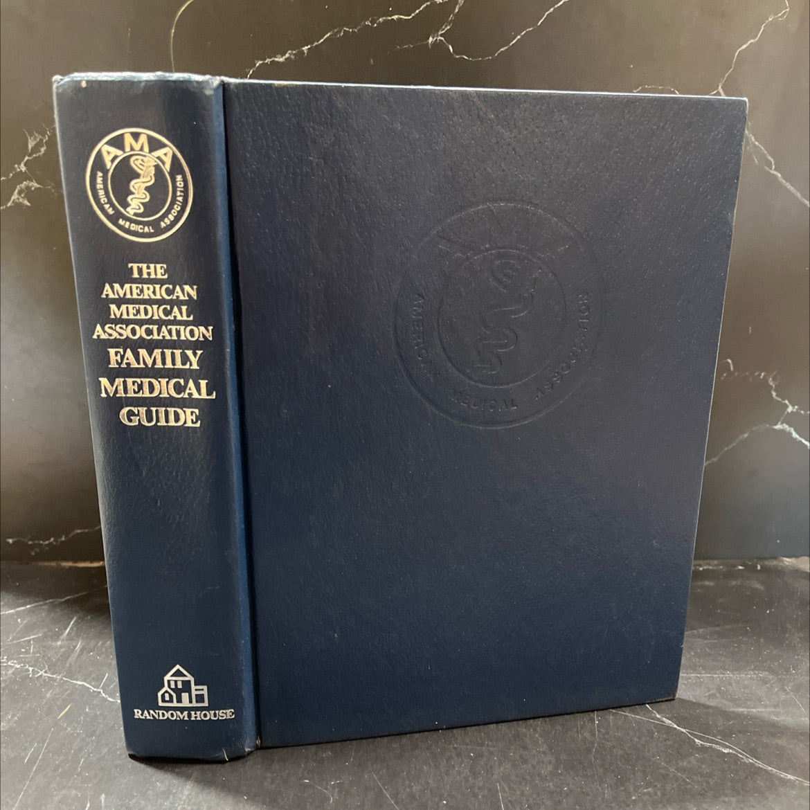 the american medical association family medical guide book, by jeffrey r.m. kunz, m.d., asher j. finkel, m.d., 1987 image 1