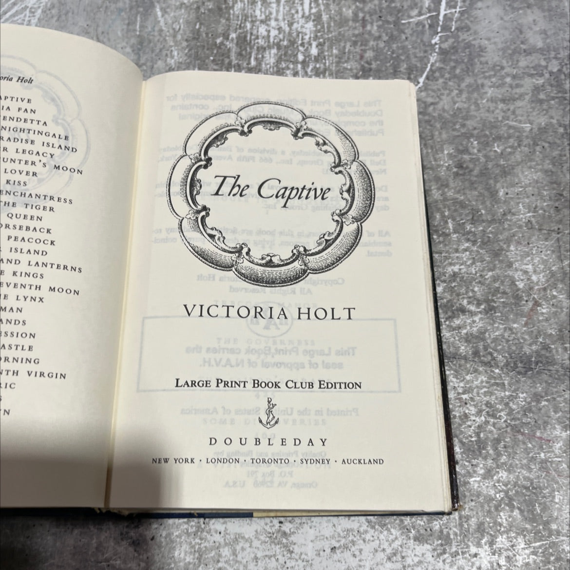 the governess book, by victoria holt, 1989 Hardcover image 2