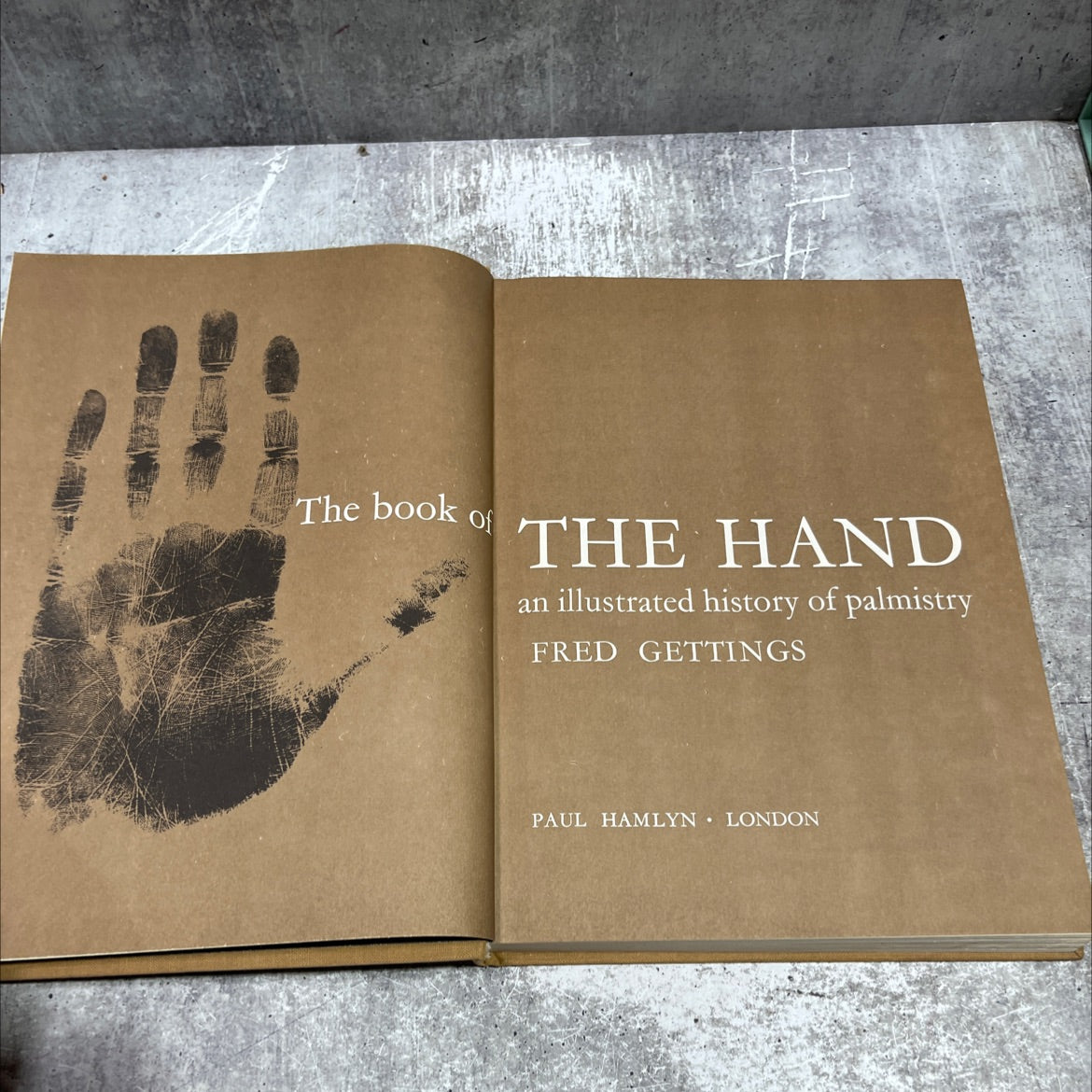 the hand an illustrated history of palmistry book, by fred gettings, 1967 Hardcover image 2