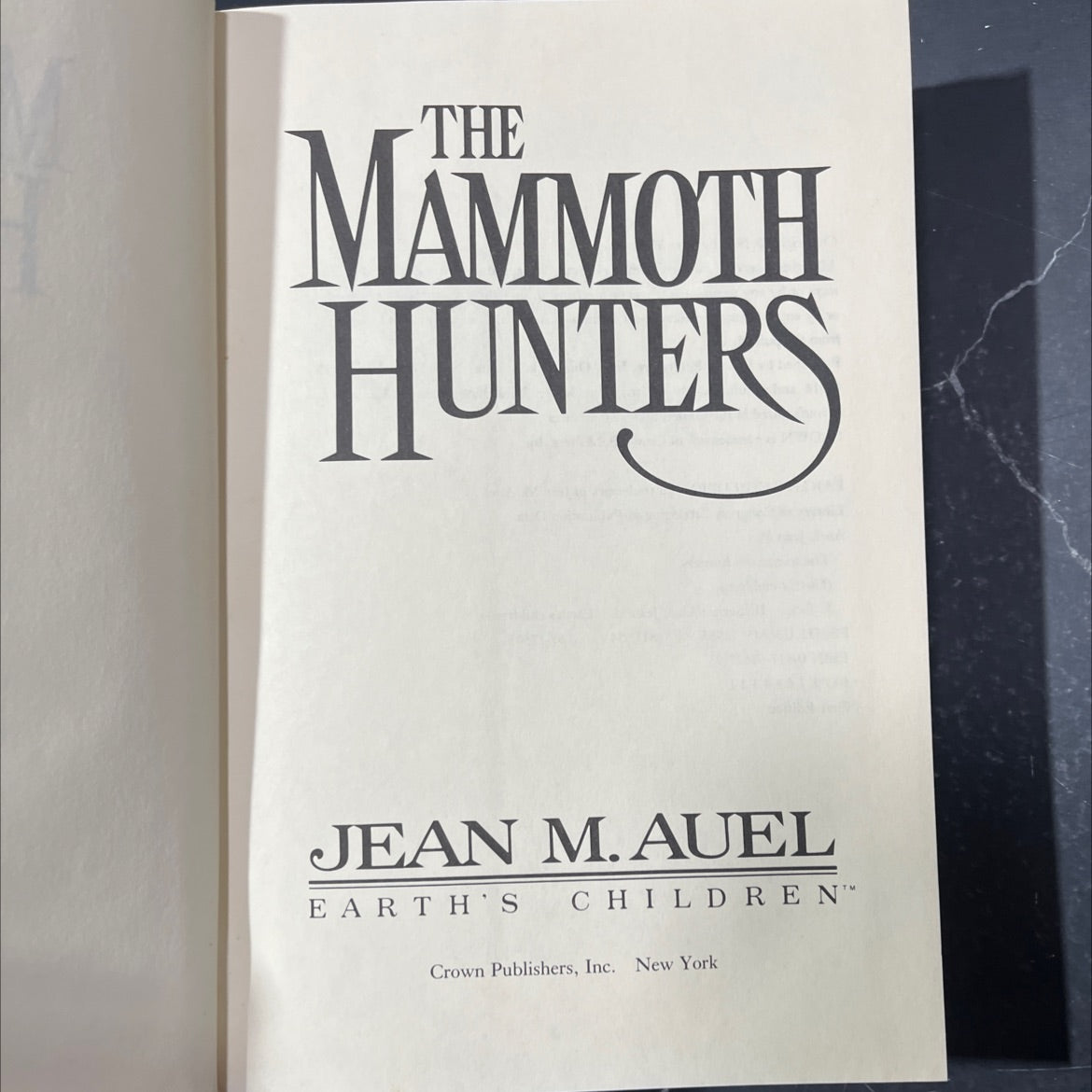 the mammoth hunters book, by jean m. auel, 1985 Hardcover image 2