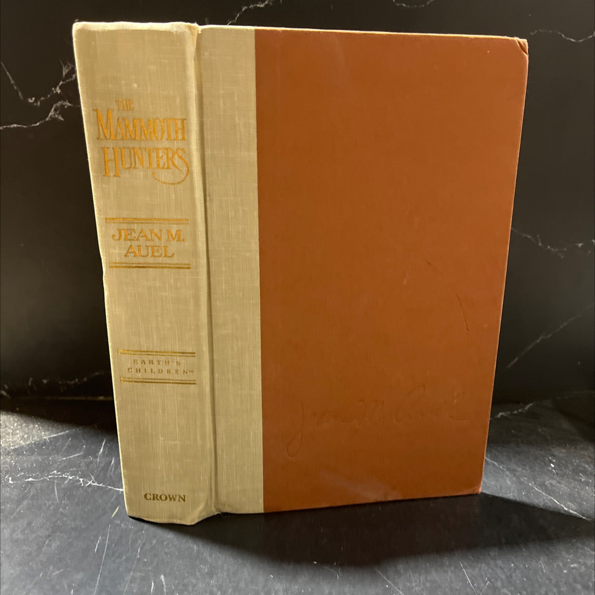 the mammoth hunters book, by jean m. auel, 1985 Hardcover image 1