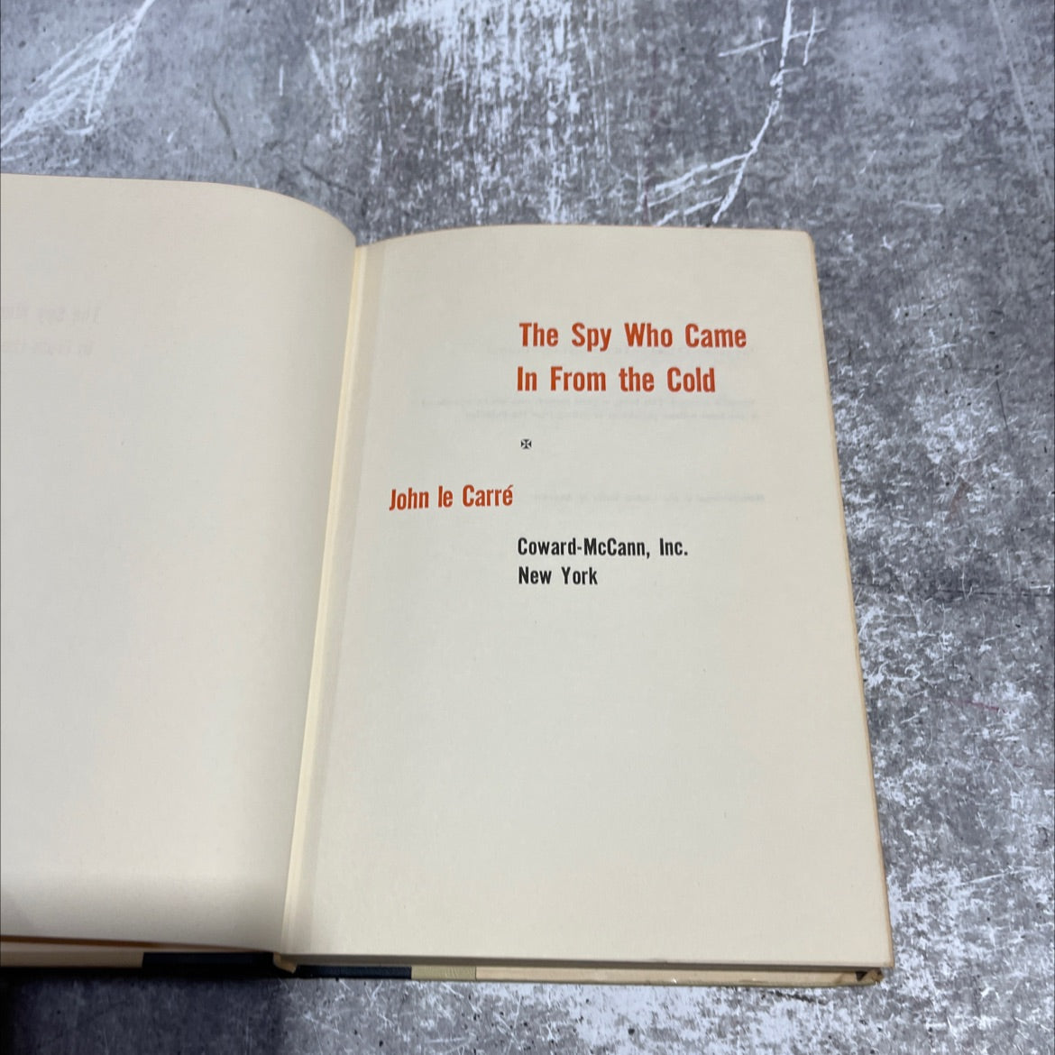 the spy who came in from the cold book, by John le Carré, 1963 Hardcover image 2