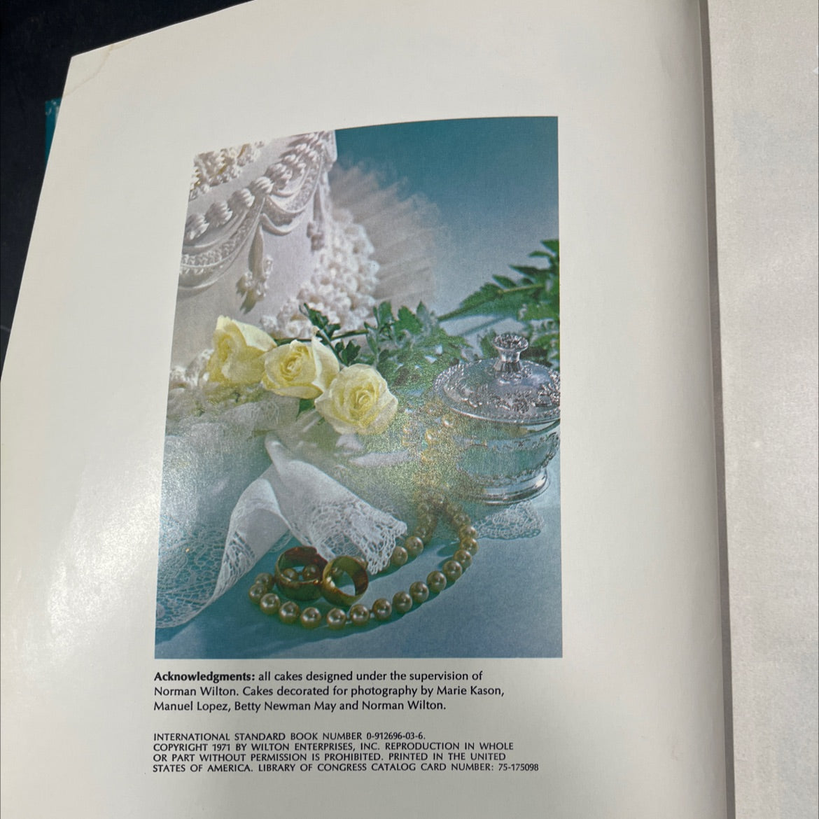the wilton book of wedding cakes book, by unknown, 1971 Hardcover image 3