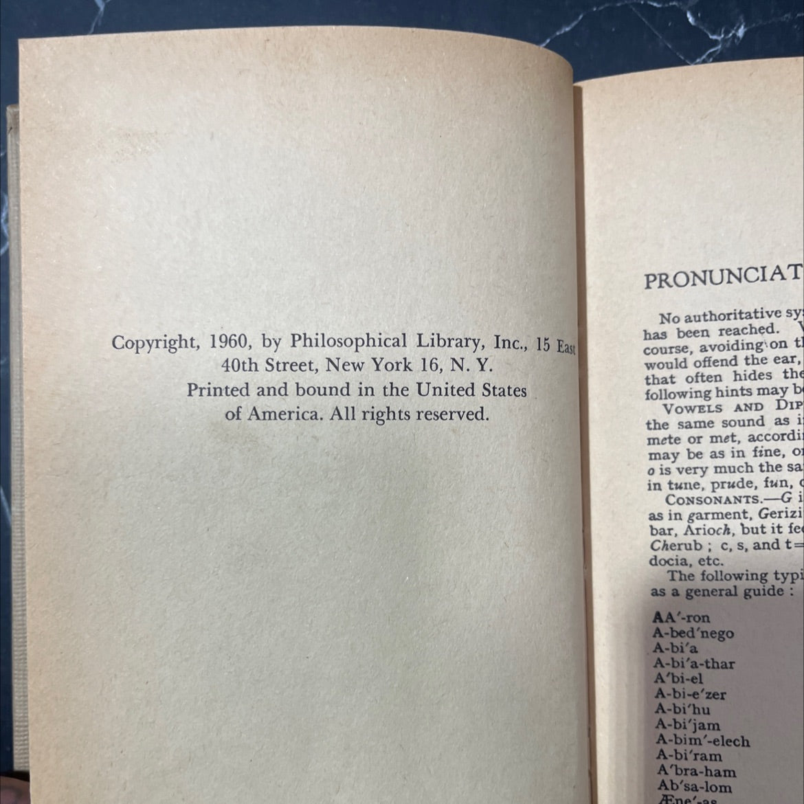 who's who in the bible an a b c cross reference of names of people in the bible book, by Edmae Messer, 1960 Hardcover image 3