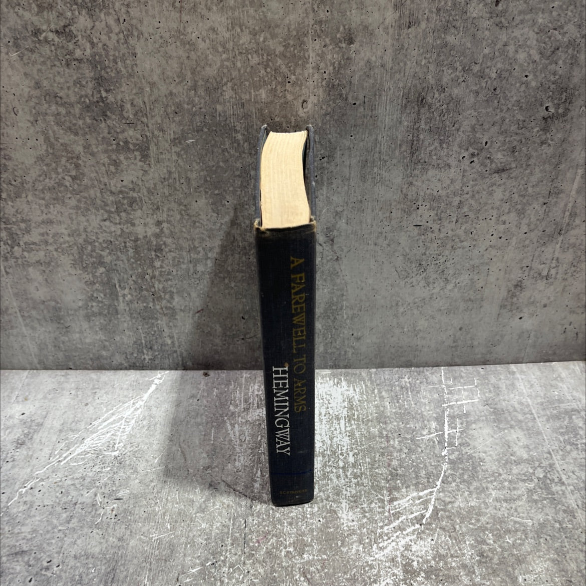 a farewell to arms book, by ernest hemingway, 1957 Hardcover image 4